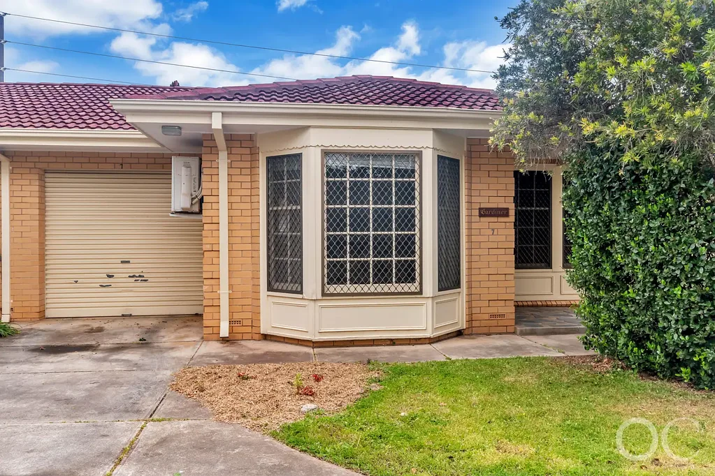 St Morris 2Kwarto Open the Door to a Set-Back Single-Level Unit with Upside
