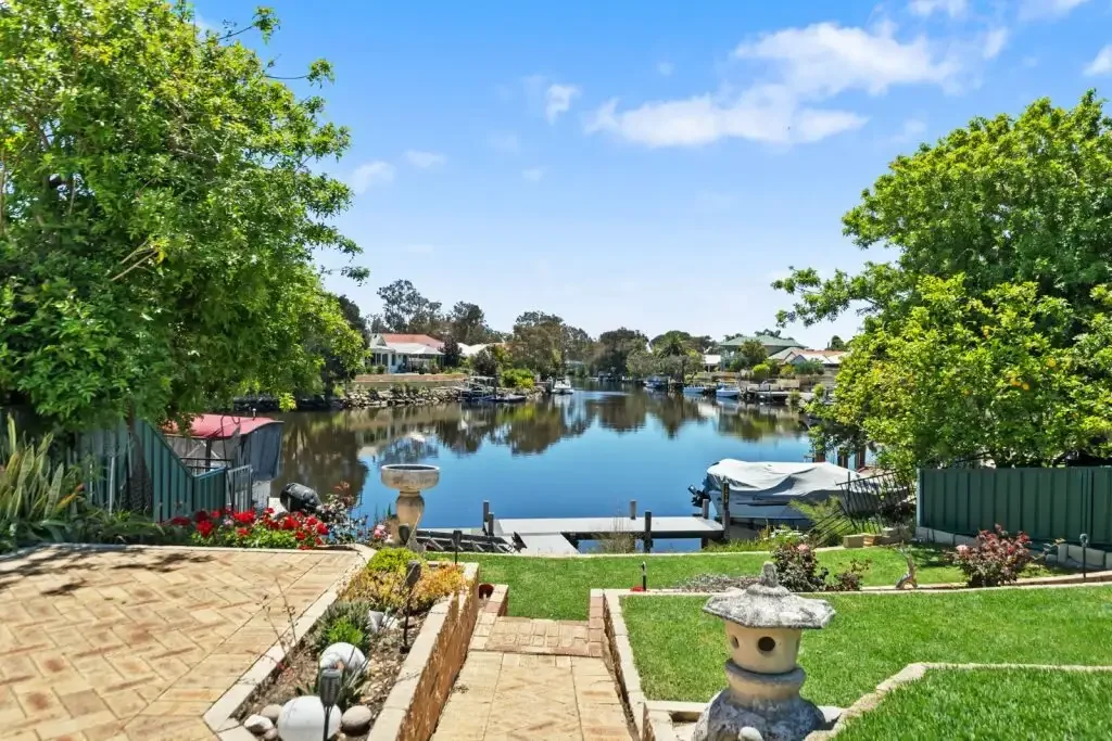 South Yunderup 4房  Life at the water's edge.