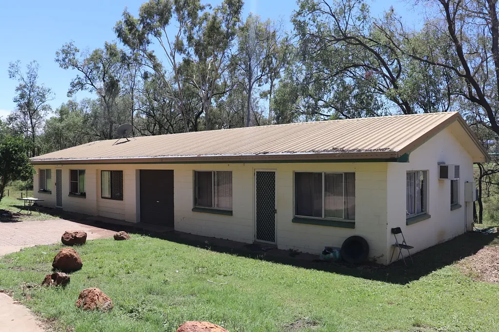 Mundubbera 5ਬੈੱਡਰੂਮ Solid Besser Block Duplex with Fantastic Returns