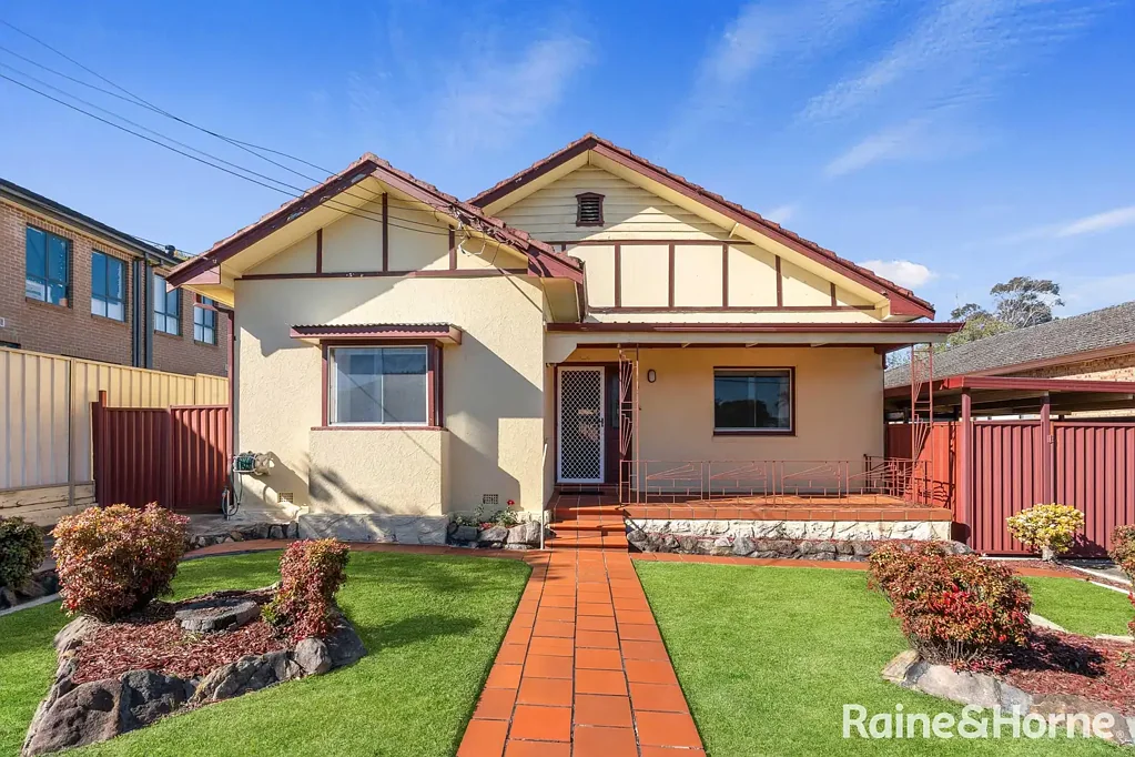 Bexley 4Habitaciones Spacious Brick Home with 17metre frontage and Dual Driveways