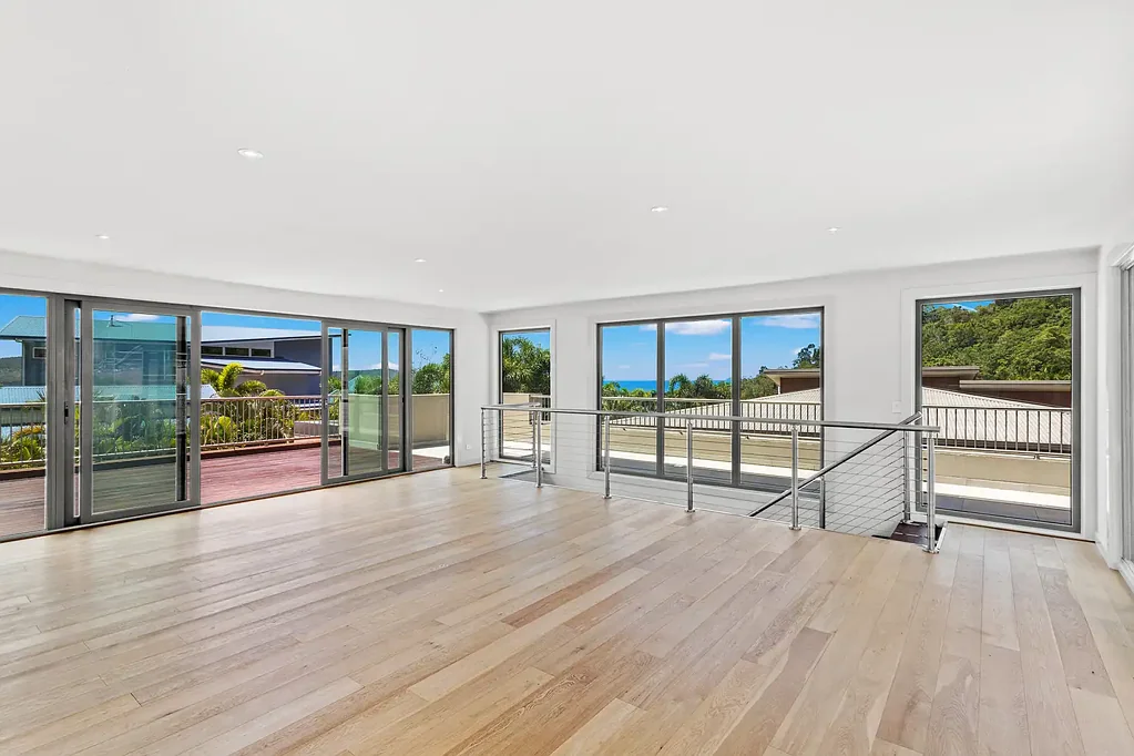 Cannonvale 5 Bedroom Spacious Coastal Residence With Ocean Views & Multiple Living Zones