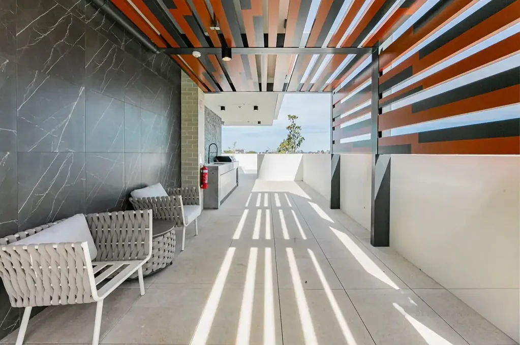 Burwood 3房 家庭友好社区 优质学区环绕 繁华西内城区 开敞式起居空间 高级Miele电器 充足自然光线 安全地下停车 Attention, down-sizers and families, don't miss out on this brand new Penthouse with private living layout