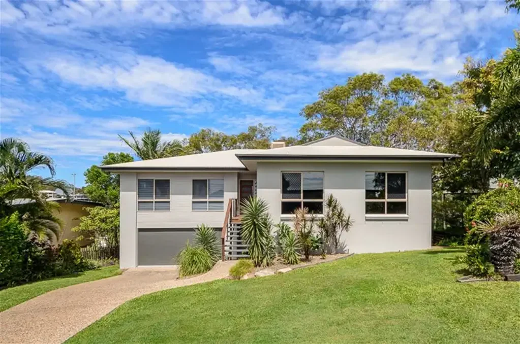 West Gladstone 5房  Executive Family Residence with Expansive Living & Dual Living Potential