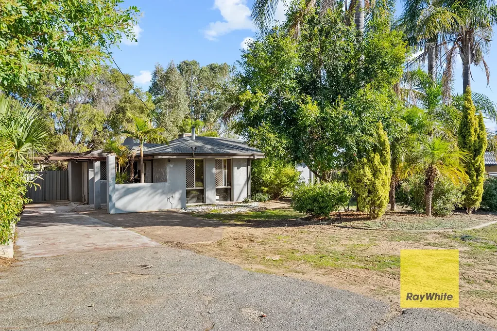 Parmelia 4房  ON HOLD - Spacious Family Living on a Generous 706m² Block