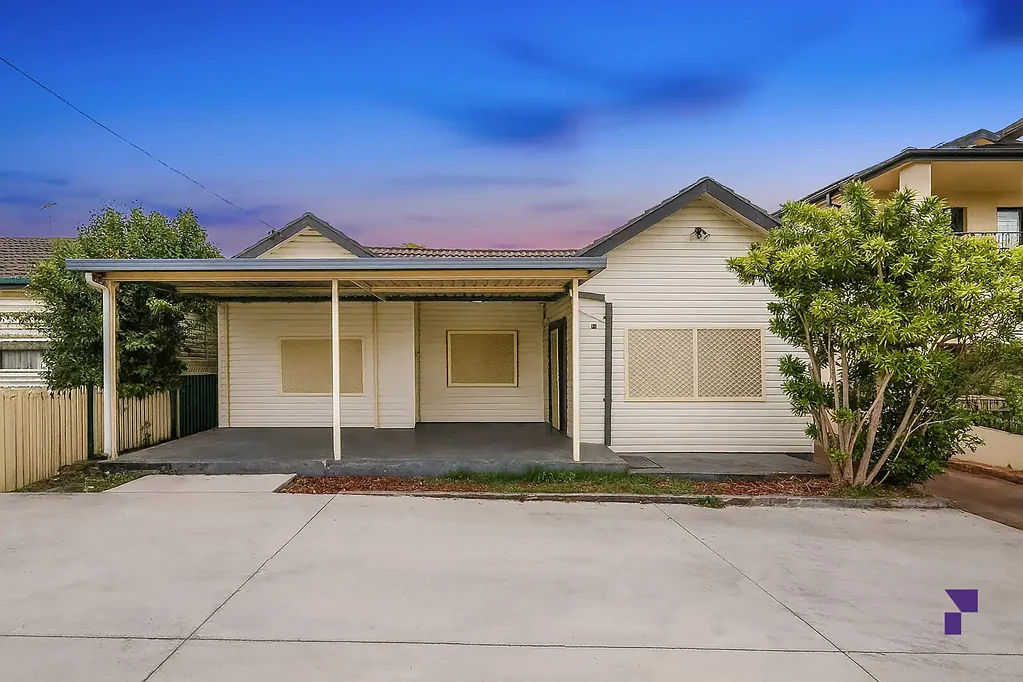 Punchbowl 3房 两个宽敞起居区 穿堂风设计 双重私密户外通道 翻新厨房 三个双人卧 理想中心位置 四个停车位 靠近购物中心 Renovated family residence nestled within a quiet family-friendly street