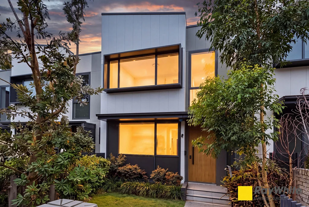 Eastgardens 4બેડરૂમ Near-New Meriton Townhouse with Premium Features