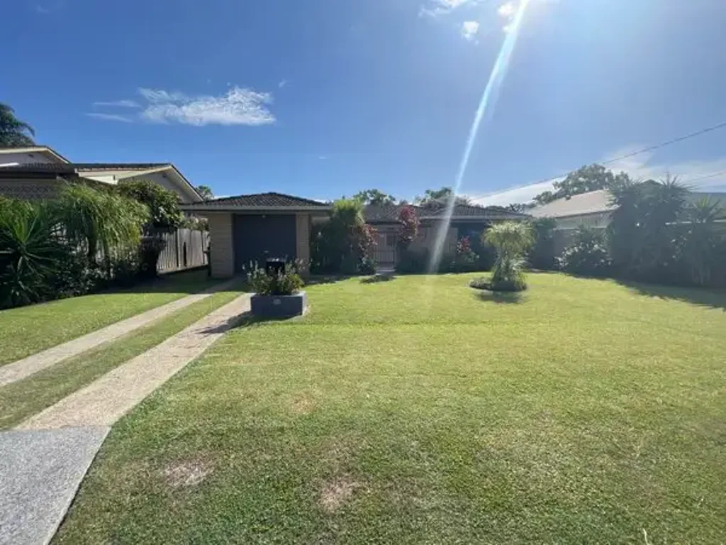 4 Bedroom Home in Biggera Waters!
