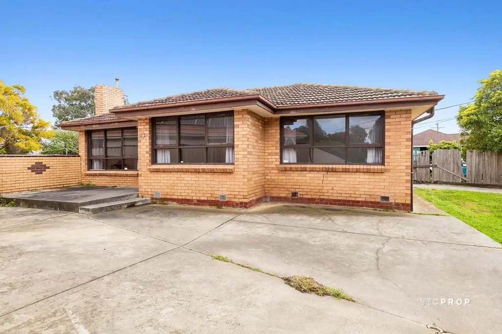 St Albans 3房 宽敞757㎡地块 优越学区位置 后院发展潜力 生活便利交通 Opportunity awaits!