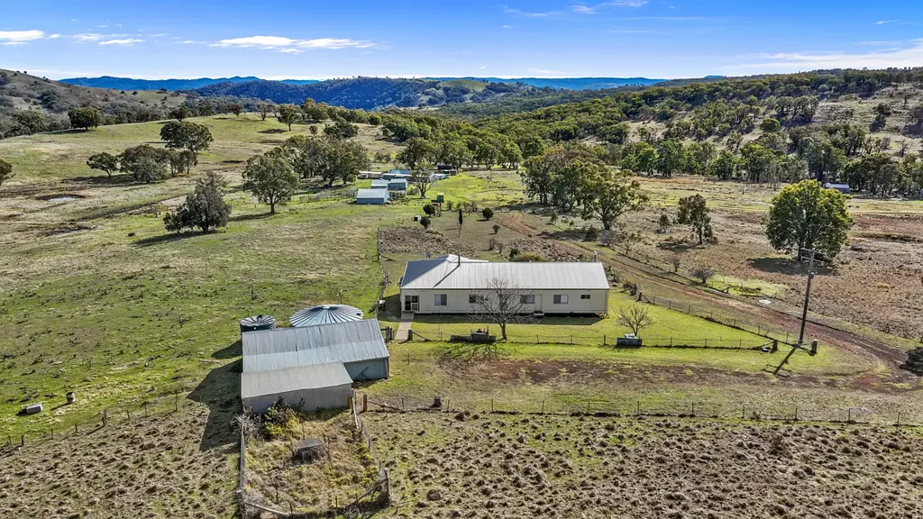 Watsons Creek  A block with scope and a mile of potential. Walk in walk out deal offered !!!