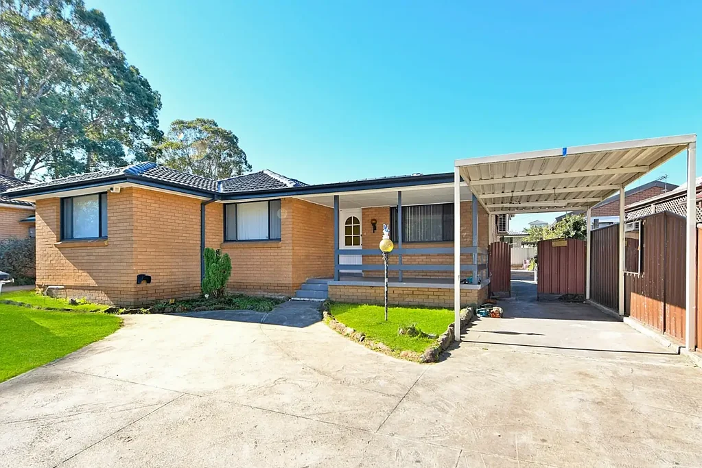 Green Valley 6房 双收入机会 – 宽敞家庭住宅带现代化三卧室祖母房 Dual Income Opportunity – Spacious Family Home with Modern 3 Bedroom Granny Flat