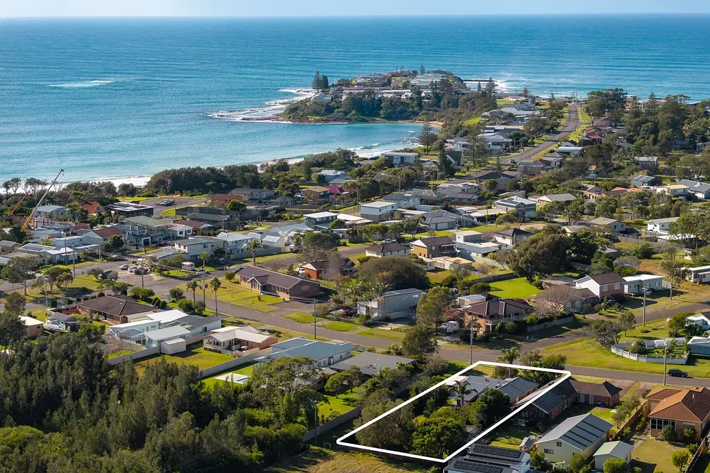 Culburra Beach 4Phòng ngủ Spacious Living With Exciting Development Potential!