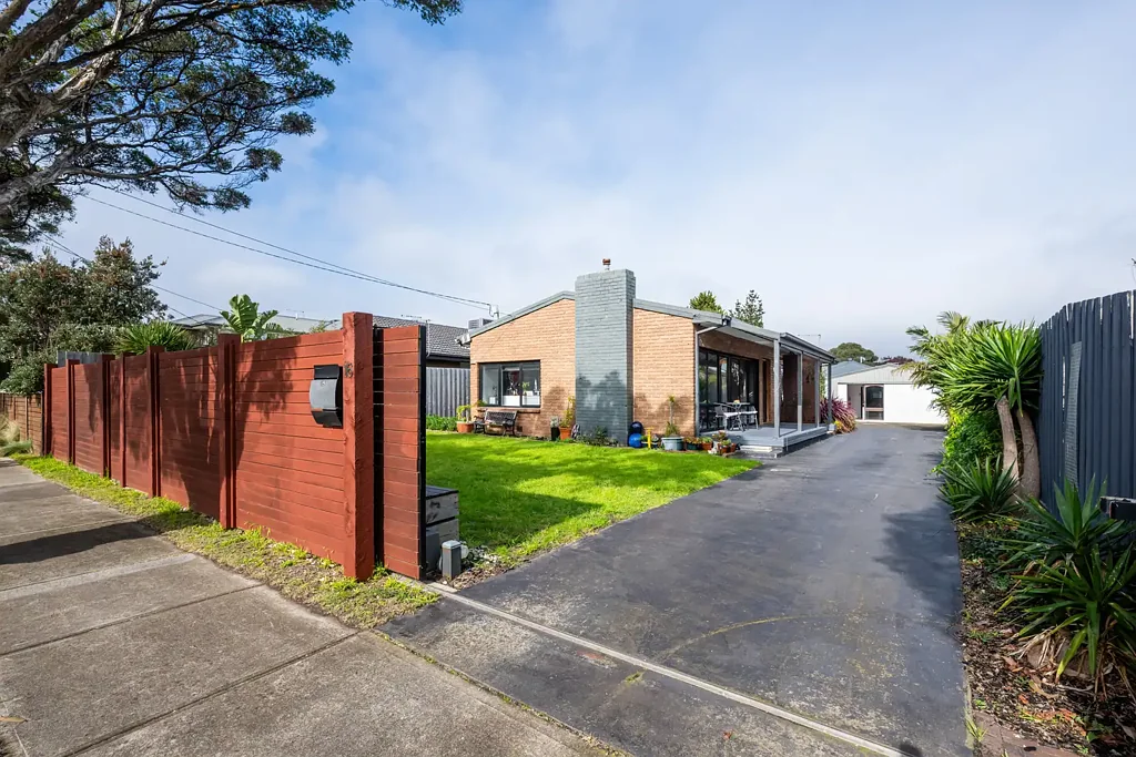Seaford 3Moenga Flexible Family Living with a Freestanding Studio in a Prime Seaford Setting