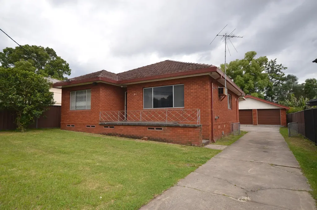 Spacious 3 Bedroom Home with Double Garage in a Convenient Location!