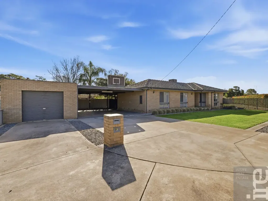 Beautifully Presented West-End Home on Spacious 904sqm Block!