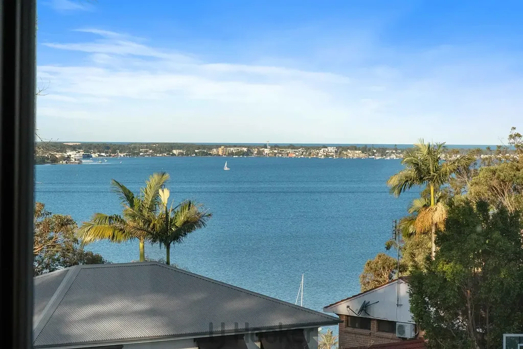 Carey Bay 4ห้องนอน Elevated Family Living with Lake Views & Timeless Character