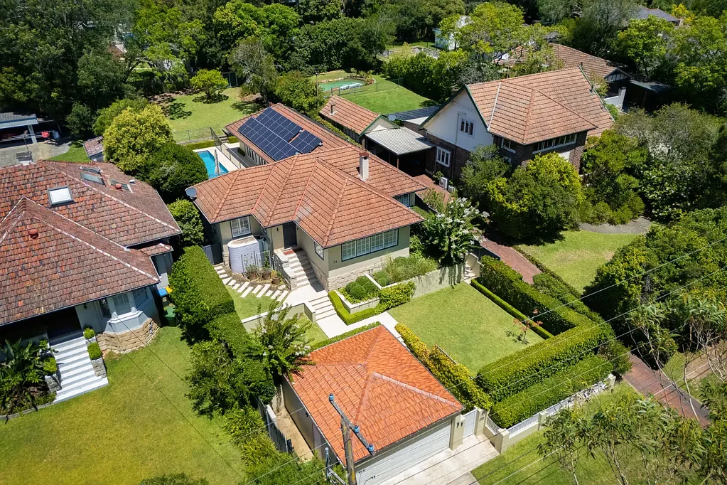 Lindfield 3બેડરૂમ This beautifully renovated character residence blends timeless charm with contemporary comfort, all within an exceptionally convenient setting.