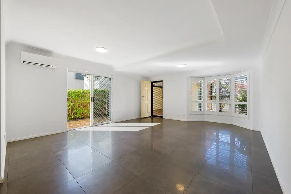 Stylishly Updated Townhouse- short walk to Oxford St Precinct