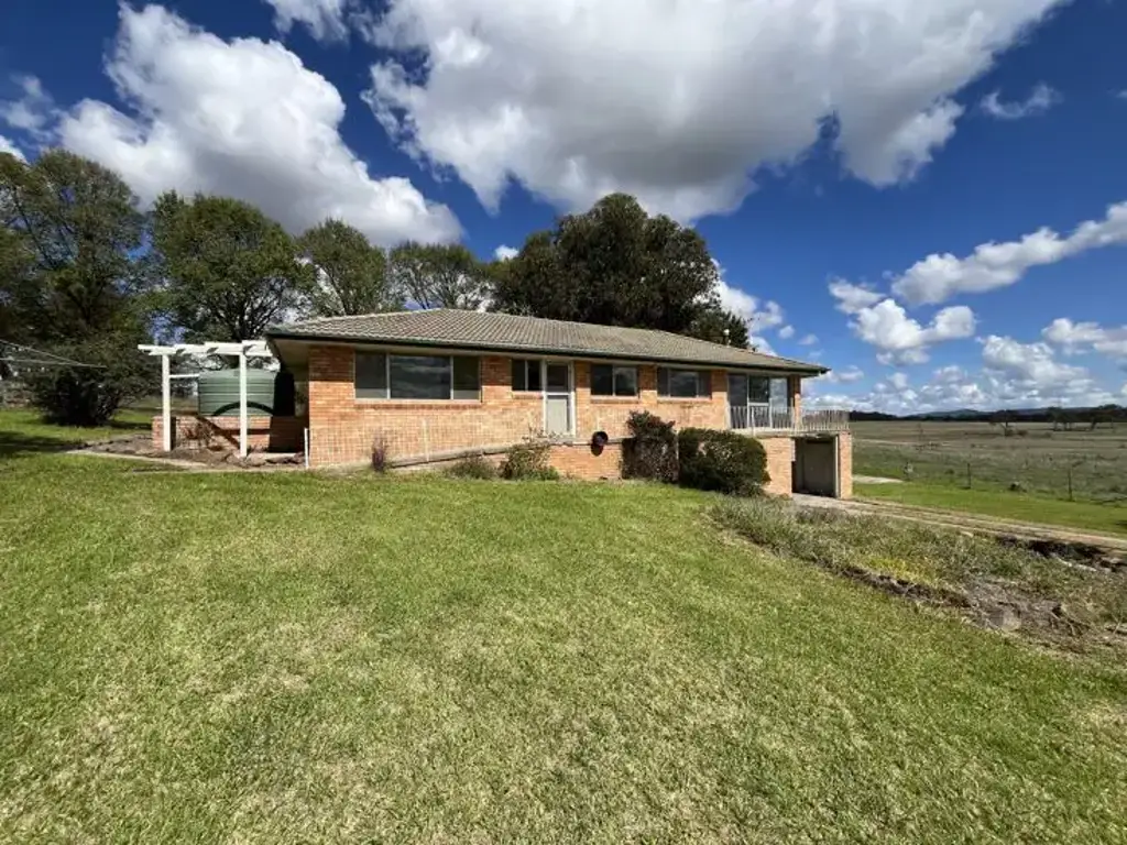 Armidale Picturesque Home Out of Town