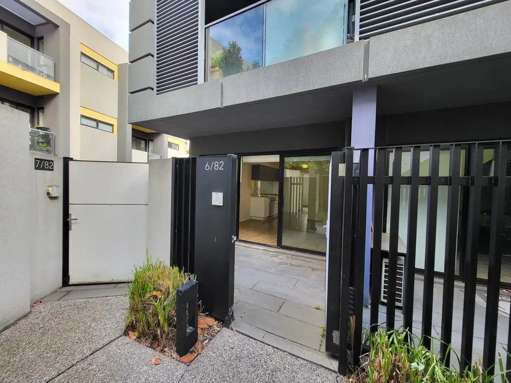 A Spacious Ground Floor Unit with Courtyard