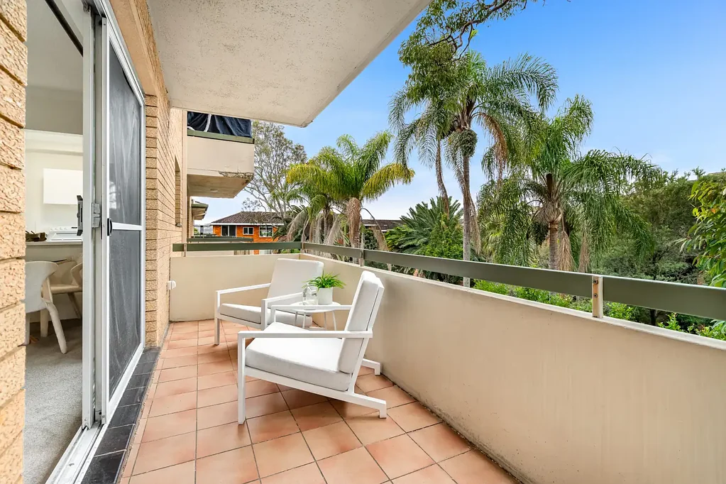Dee Why 2Zimmer East- Facing Apartment with Wraparound Balcony & Leafy Outlook in Prime Beachside Location!!