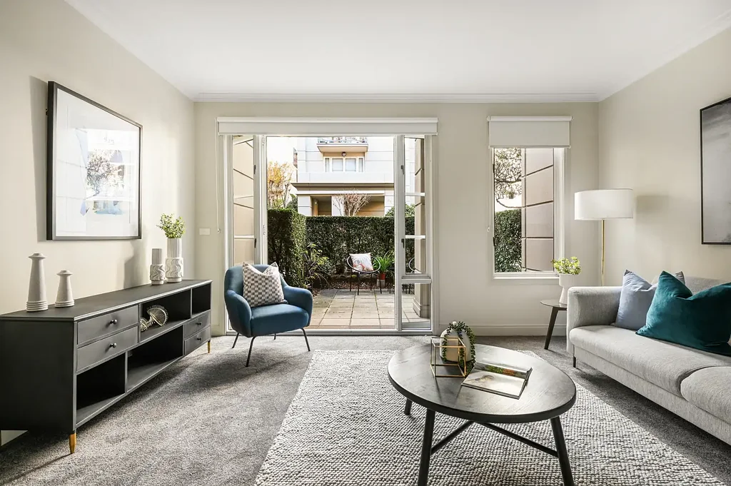 East Melbourne 2房 Victoria Albert花园公寓 宽敞两卧 主卧套间 双庭院采光 安全地下车位 墨尔本核心便捷 Ground Floor Retreat with Two Courtyards