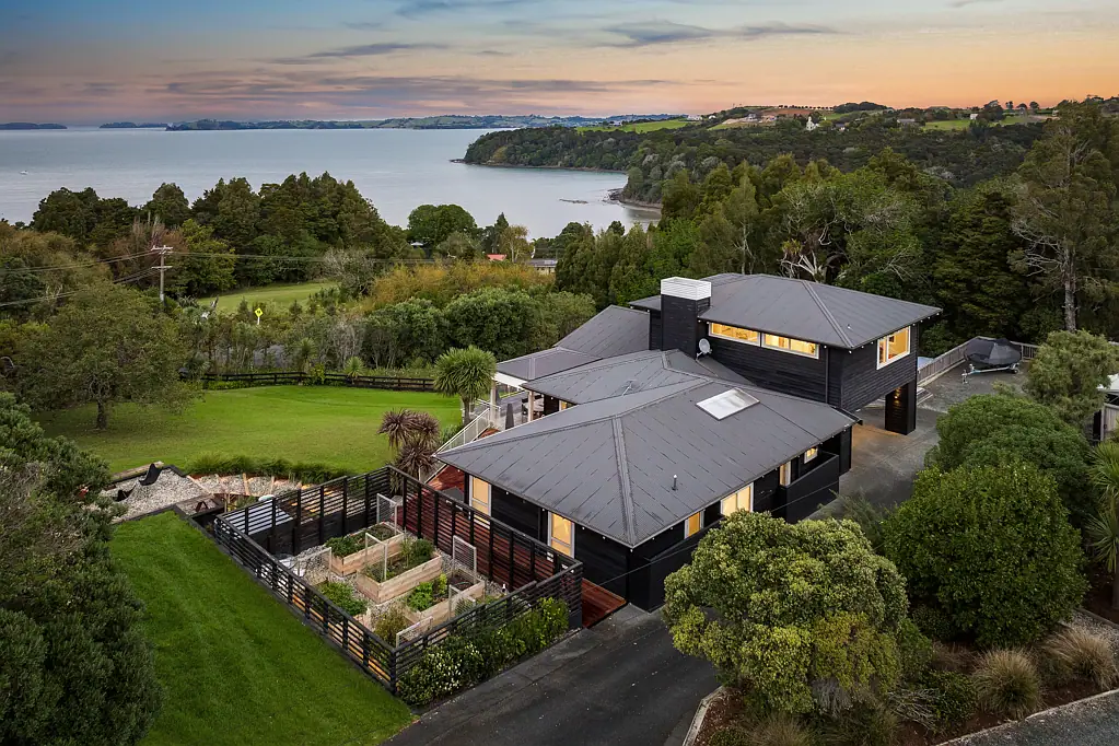 Matakana 5Moenga Gorgeous home with income or caretakers cottage