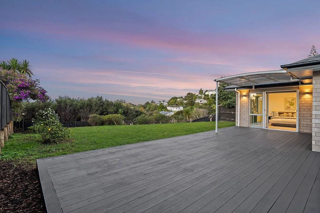 Hatfields Beach 4房  Huge Deck & Private Backyard