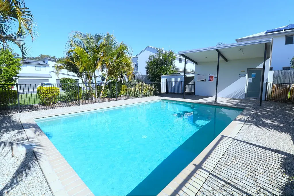 ​Stay Cool with Air Conditioning, Solar Power & Ceiling Fans | Calamvale 3-Bedroom Townhouse for Lease