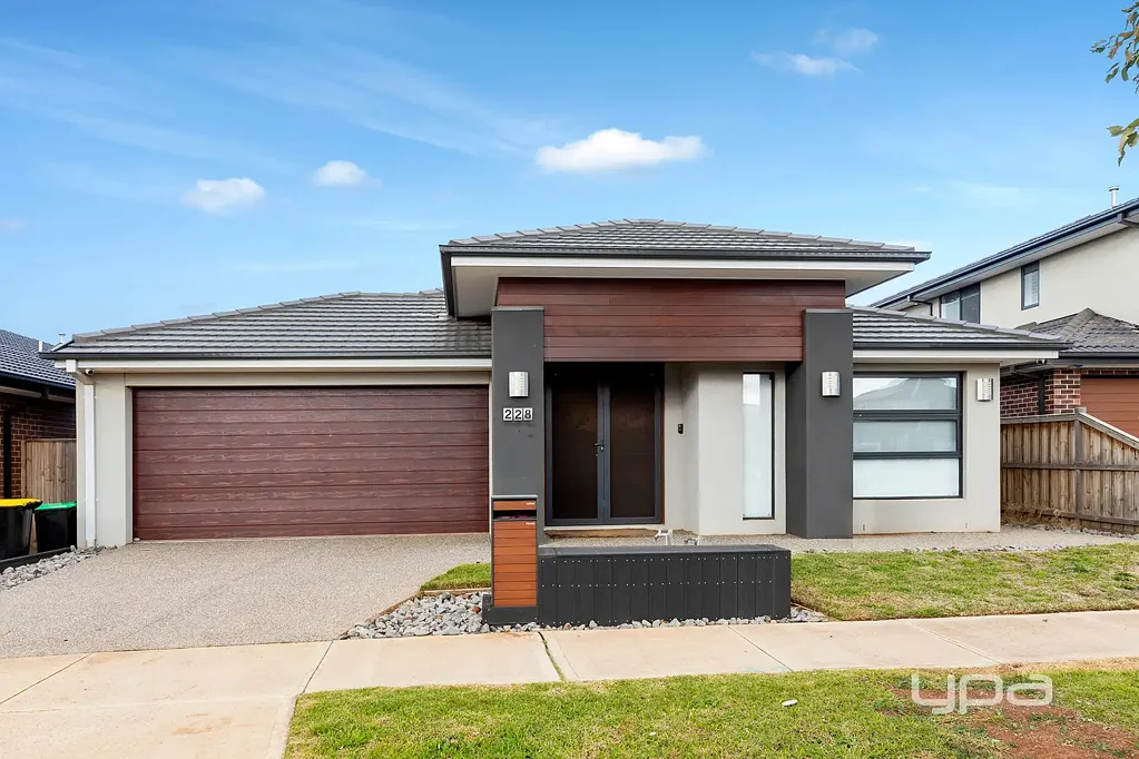 Spacious 5-Bedroom Family Home in Prime Aintree Location!