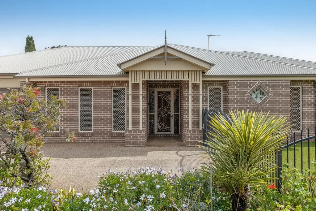 385 Mackenzie Street, Middle Ridge, QLD 4350