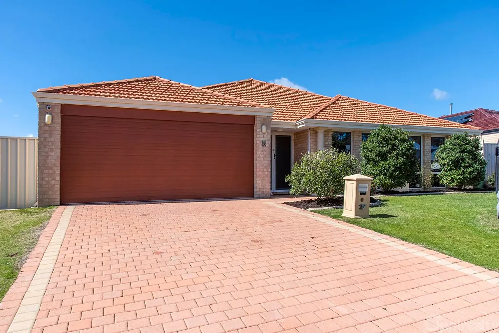 Secret Harbour 4ਬੈੱਡਰੂਮ Family home with pool in prime location