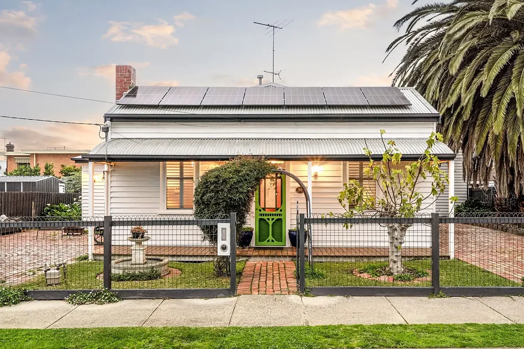 Geelong West 4房  Captivating Weatherboard Elegance with Ideal Family Location