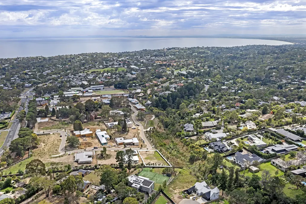 Mount Eliza Mount Eliza珍稀地块 1309平米广阔土地 Port Phillip Bay水景潜力 私密宁静保留地 优质学校近邻 海滩咖啡馆便捷 自由定制海滨豪宅 稀有生活品质之选 Limitless Potential: Exclusive Land in Wooralla Estate