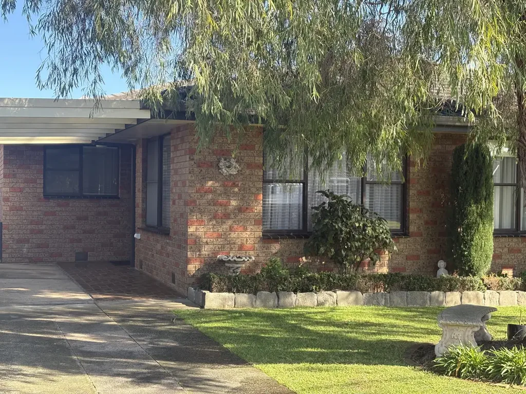 2 Bedroom Unit in Quiet Location!