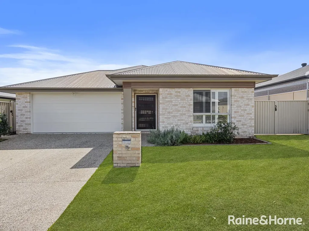 Stylish Family Home in Prime Redland Bay Location