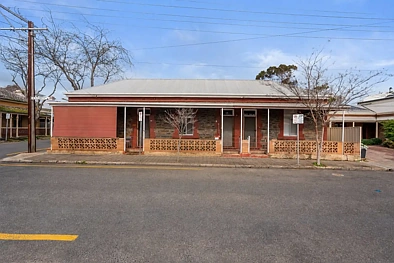 Eastwood 6Moenga Row Cottage Charm, Cornered by Convenience with Elite Eastwood Potential.