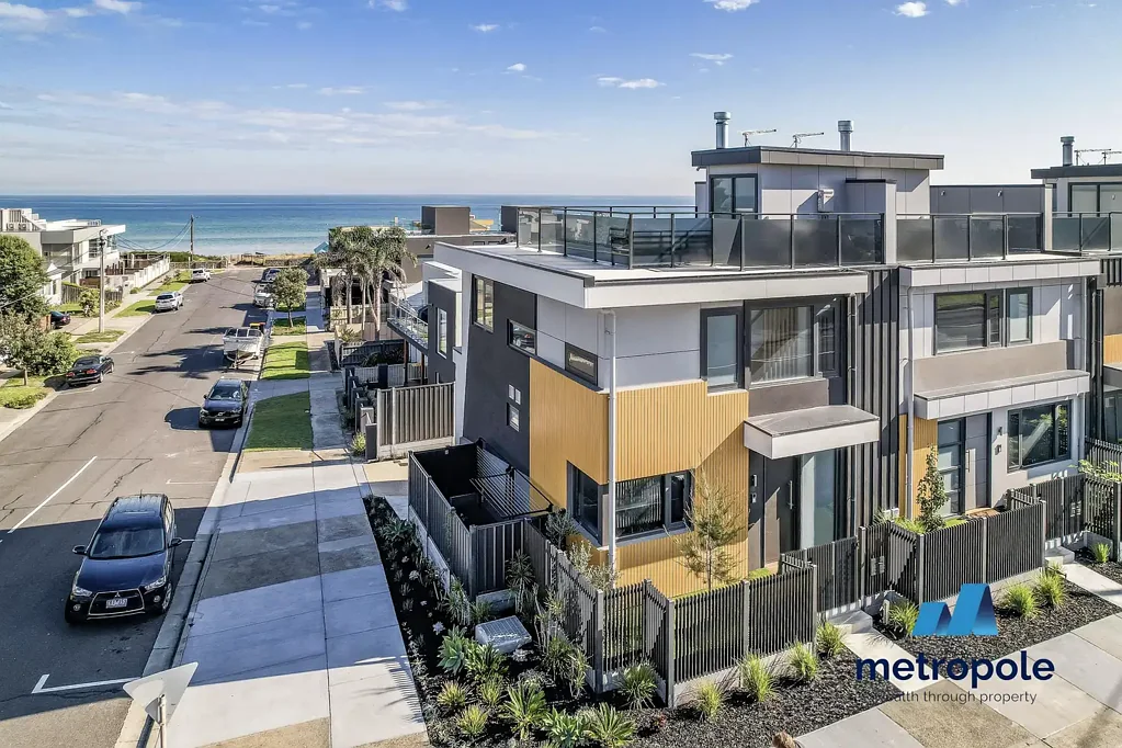 BAY VIEWS, BEACH ACCESS, PRIVATE LIFT