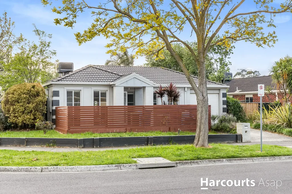 Narre Warren South 4房 4卧2卫宽敞布局 独立主卧带卫 燃气灶洗碗机 全年舒适冷暖 宽敞后院凉亭 安全车库存储 中心地段好校环绕 Welcome Home to Heartwarming Comfort in Narre Warren South