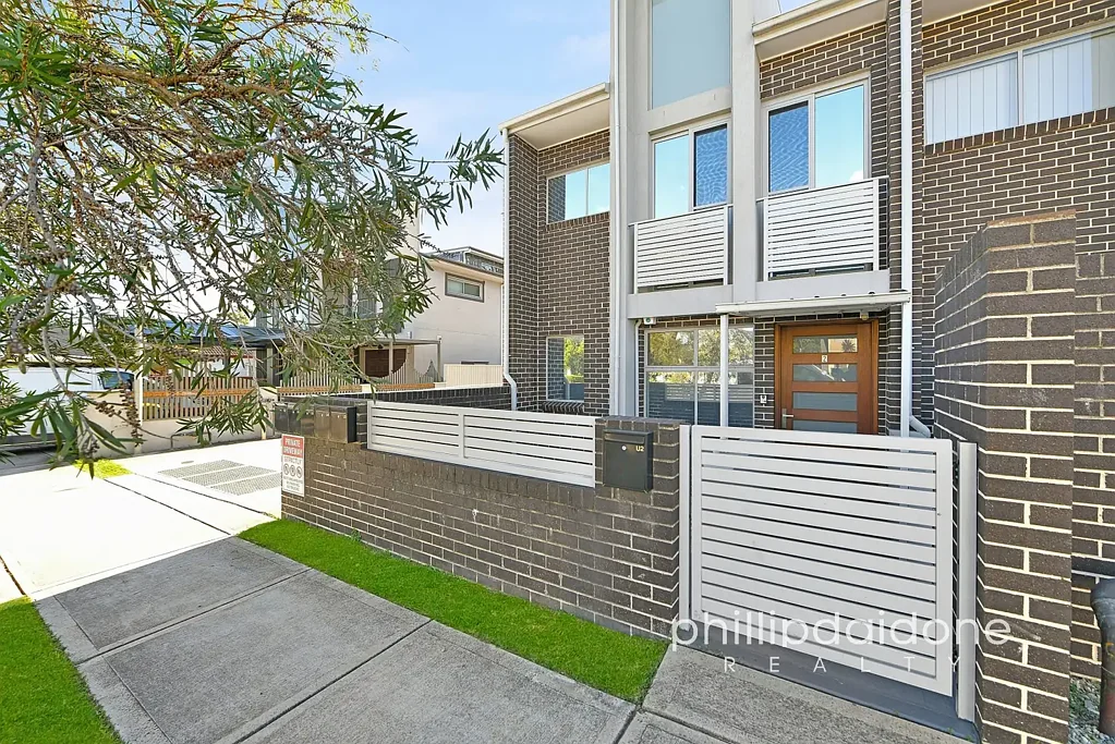 Auburn 2침실 Sophisticated Tri-Level Living with Space to Grow
