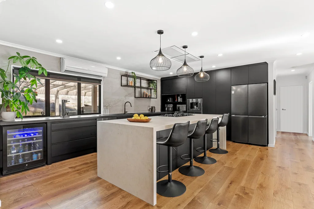 Stanmore Bay 4Moenga Ultimate Family Base + Granny Flat
