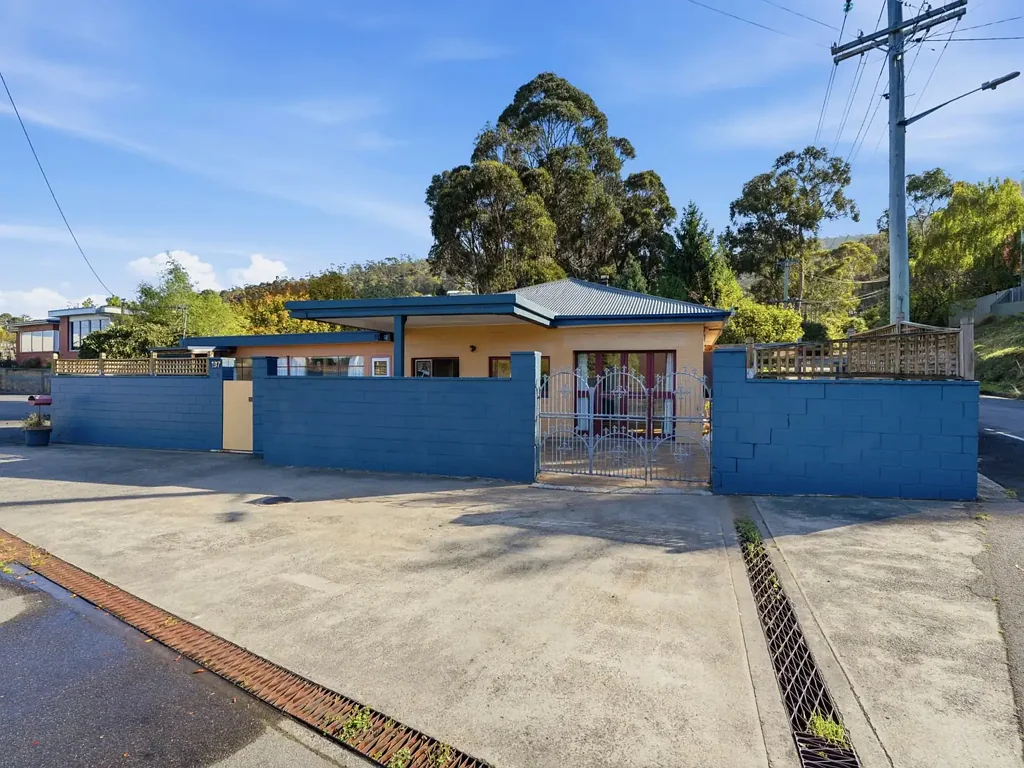 Taroona 3房  Taroona - Dual Living, Big Block and a Tunnel...Yes, Really!
