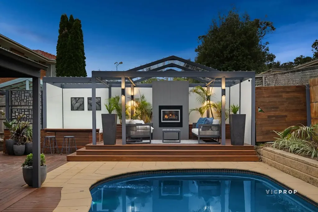 Rowville 4 Slaapkamer Poolside Luxury with Exceptional Family Appeal