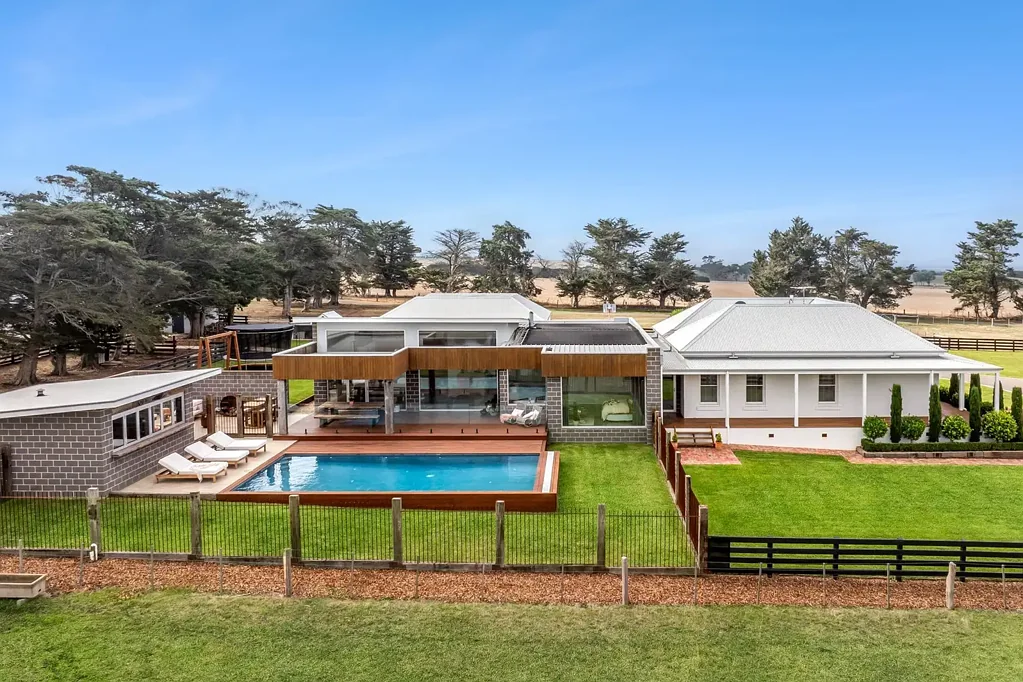 Barrabool 5 Slaapkamer Set across 100 acres* in the prestigious Barrabool Hills, this exceptional lifestyle residence offers a rare blend of scale, craftsmanship, and resort