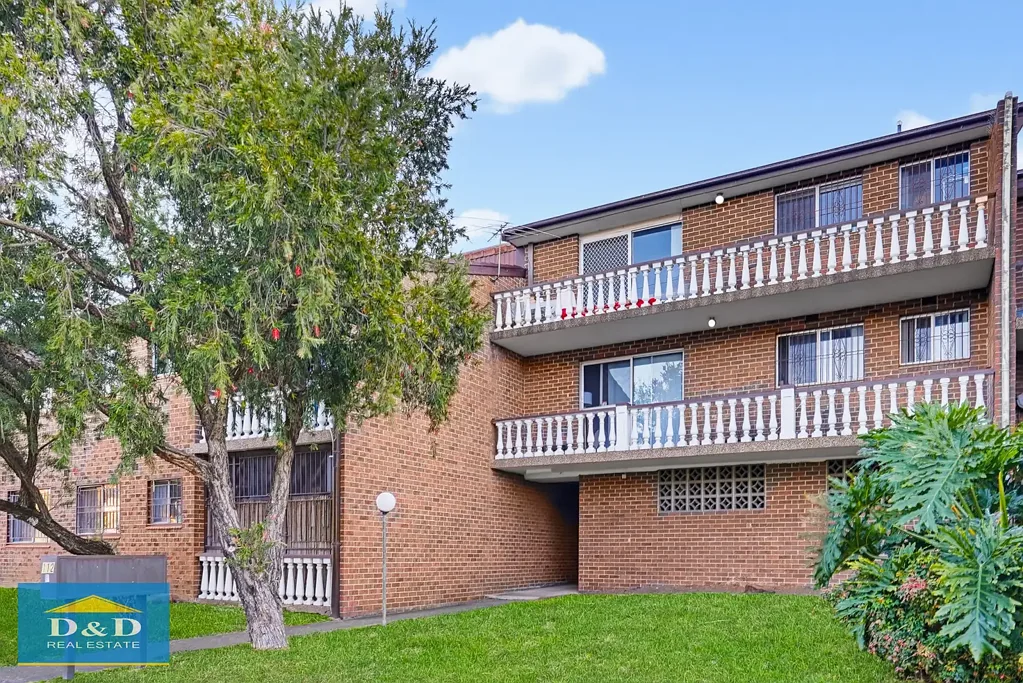 Modern Spacious 2 Bedroom Apartment. Huge Bright Living Room, Air-conditioning & Lock-up Garage