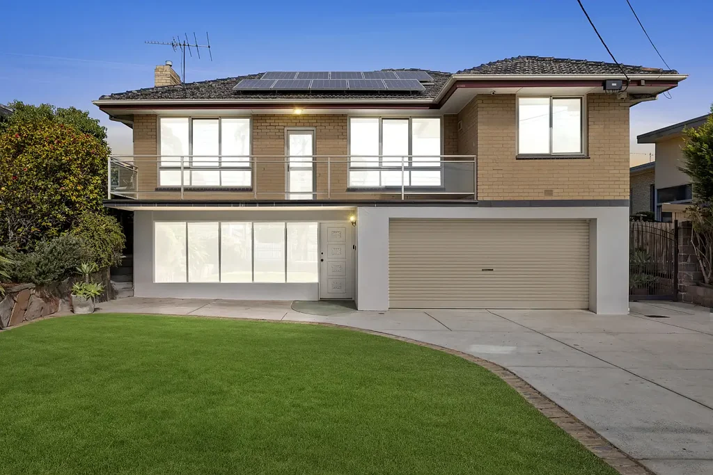 Mount Waverley 4房 首次推出 | 占地 887 平方米，宽敞家庭生活空间，坐拥全景视野 First Time Offered | Expansive Family Living on 887sqm with Panoramic Views