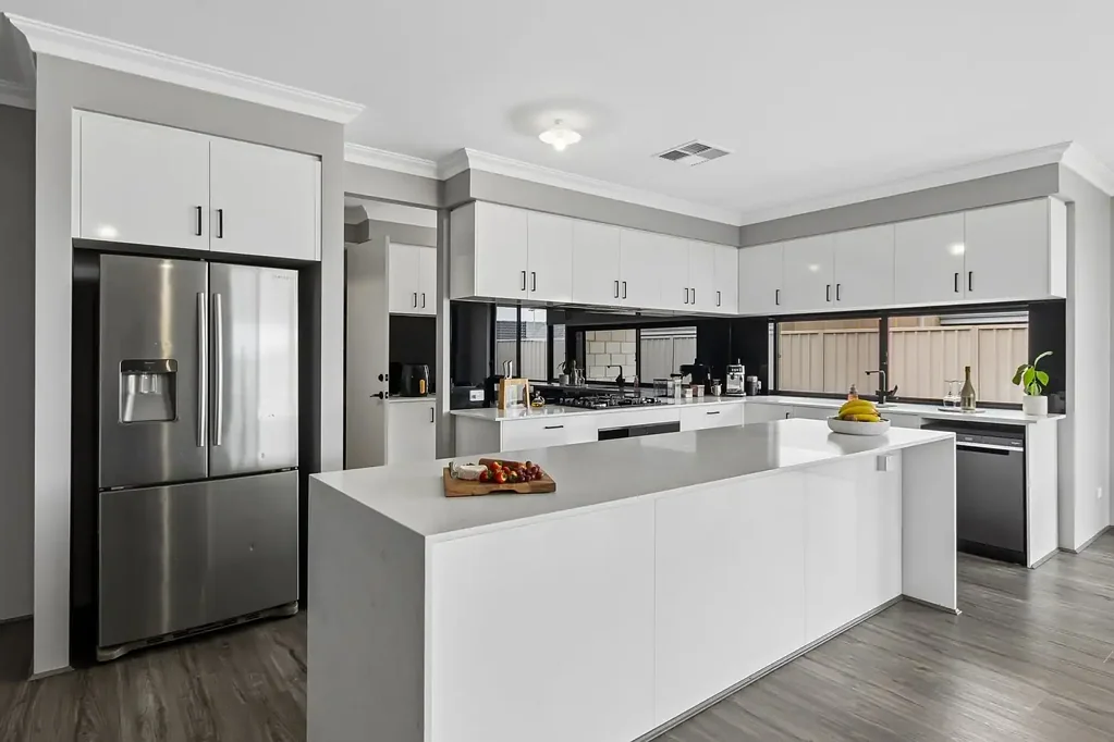 Aveley 5chambre Modern 5 Bedroom Entertainer with Pool, Scullery, Side Access & Smart Features