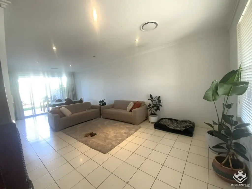 Fully air-conditional & Furnished 3 bedroom townhouse in SALISBURY & COOPERS PLAINS
