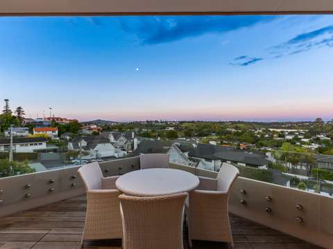 Remuera 3房 Victoria Gardens顶层豪华公寓，城市景观+Rangitoto海景，双文法校区​，度假式生活触手可及！ PENTHOUSE LIVING - VIEWS, SUNSHINE & SECURITY