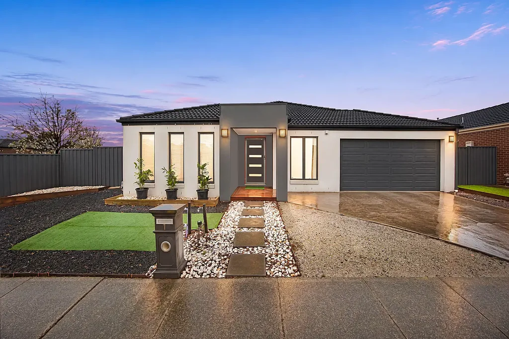 Manor Lakes 3Habitaciones IMMACULATE FAMILY HOME | FRESHLY PAINTED | BRAND NEW FLOORBOARDS | EAST-FACING | 18M FRONTAGE