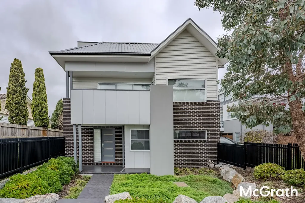 Contemporary Three-Bedroom Townhouse in the Ringwood Secondary College Zone